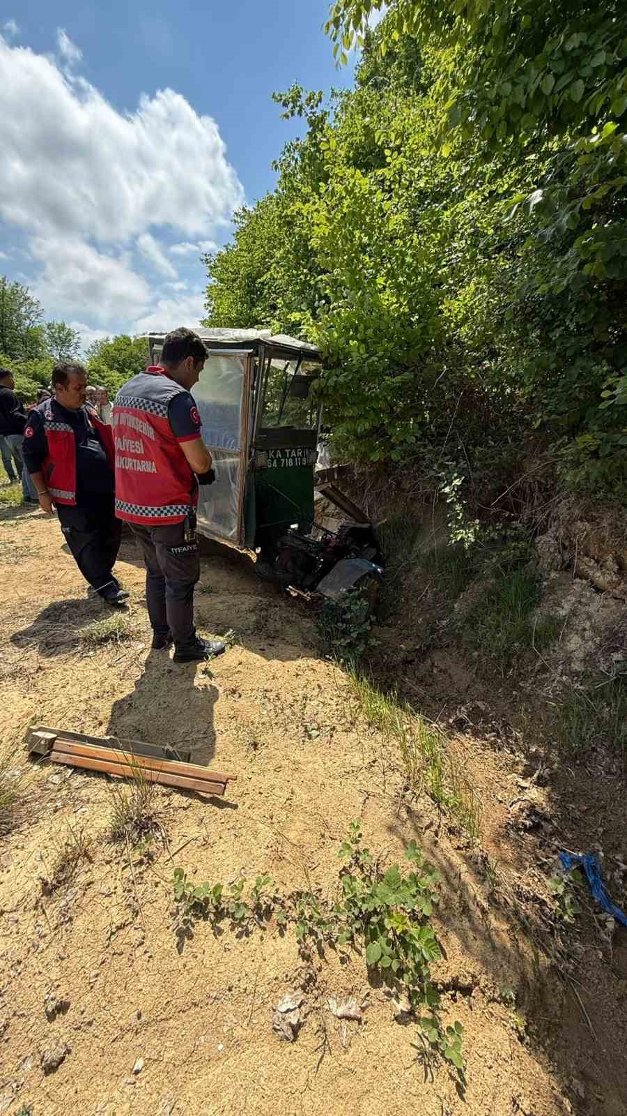 Sakarya’da tarım aracı su kanalına savruldu: 2 yaralı
