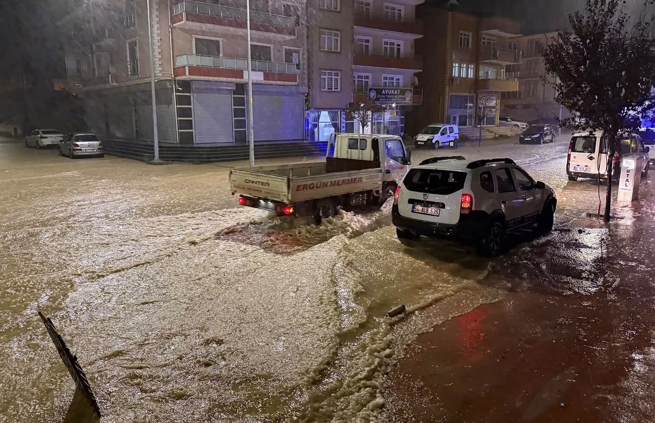 Sakarya’da yükseklerden inen sel suları ilçe merkezini esir aldı
