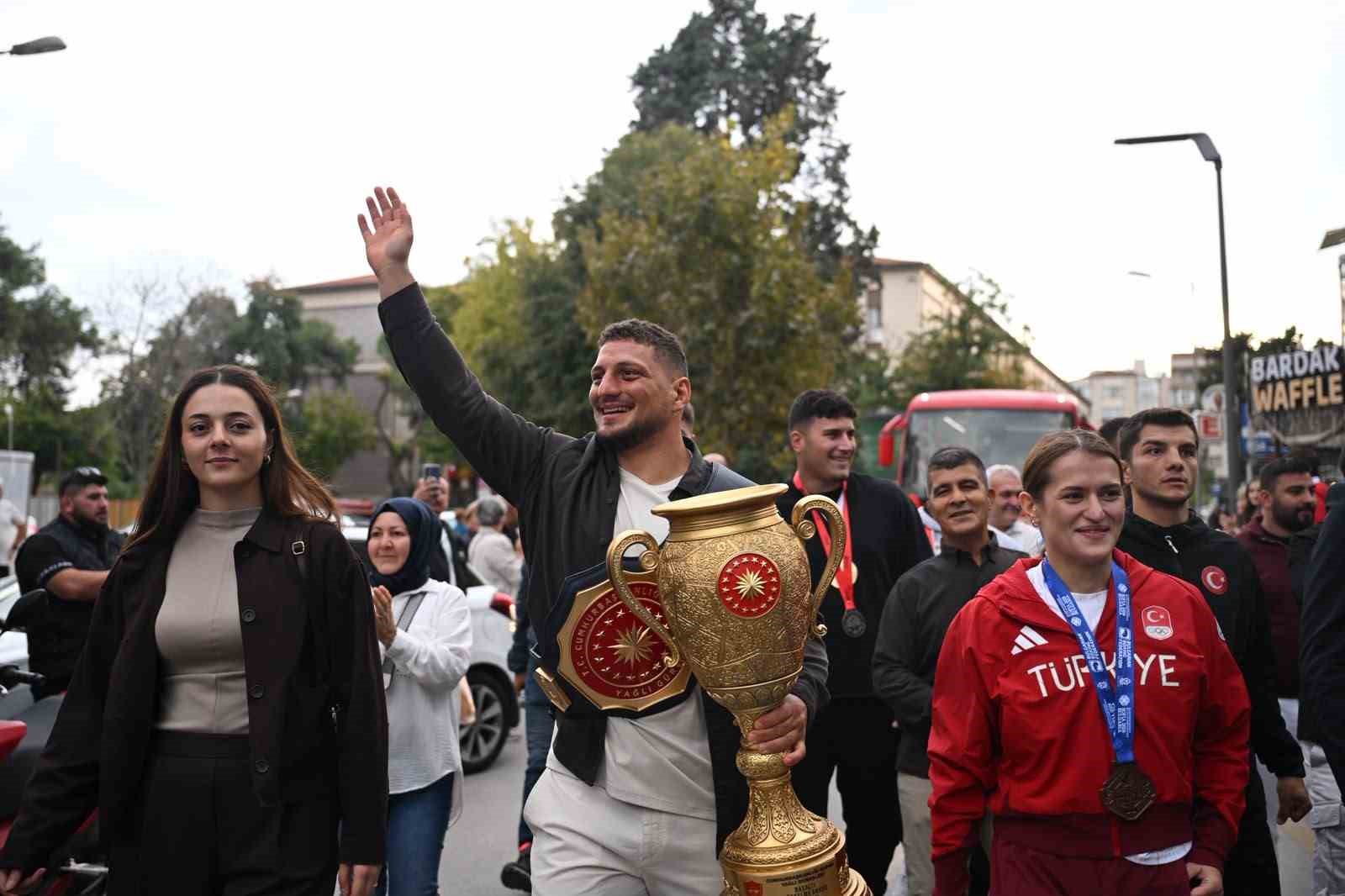 Şampiyonlara davullu zurnalı karşılama
