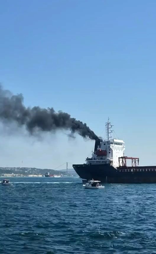 Sarayburnu açıklarında gemi bacasından yükselen dumanlar merak uyandırdı
