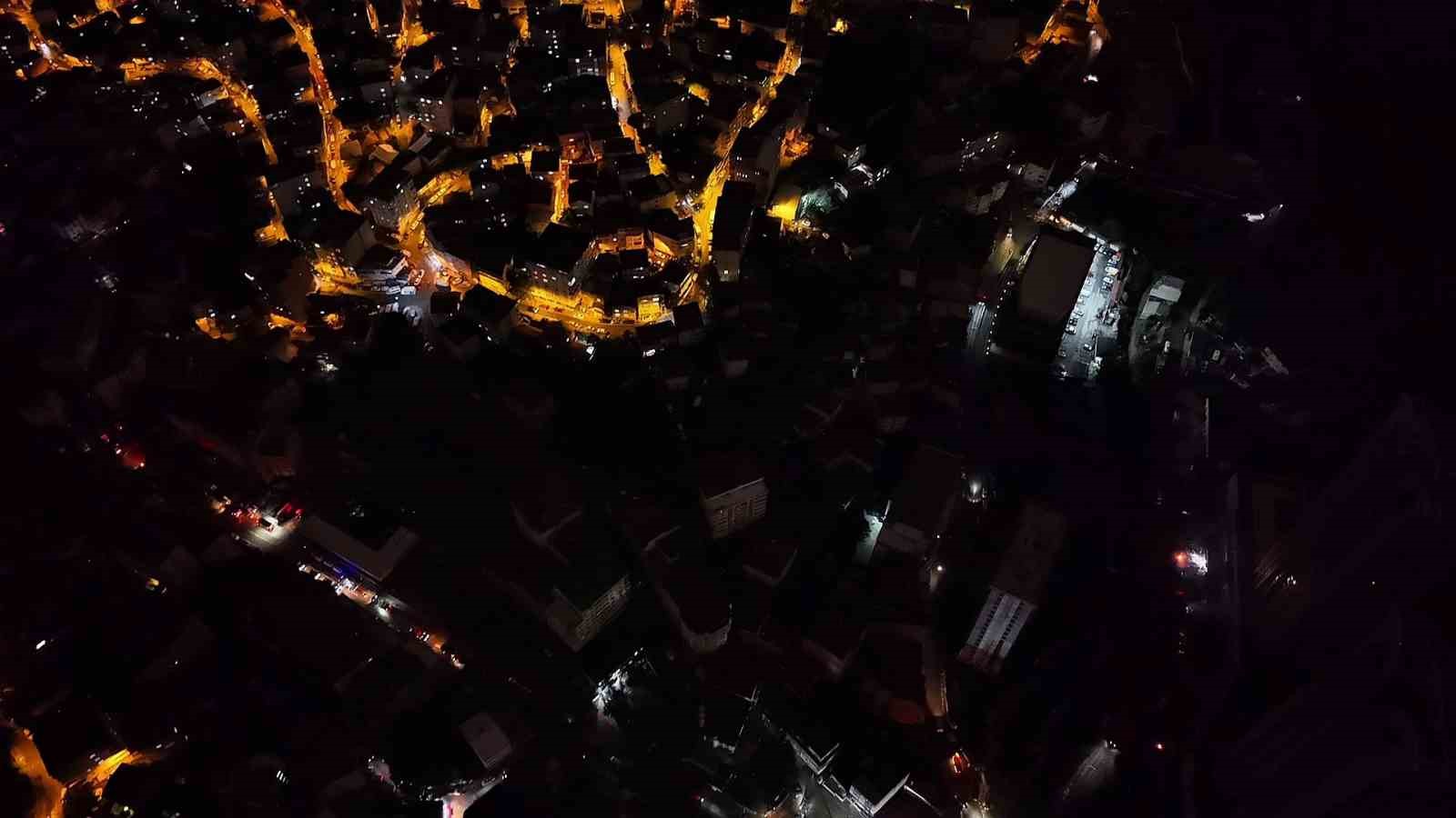 Sarıyer Ayazağa’da karanlığa gömülen mahalle havadan görüntülendi
