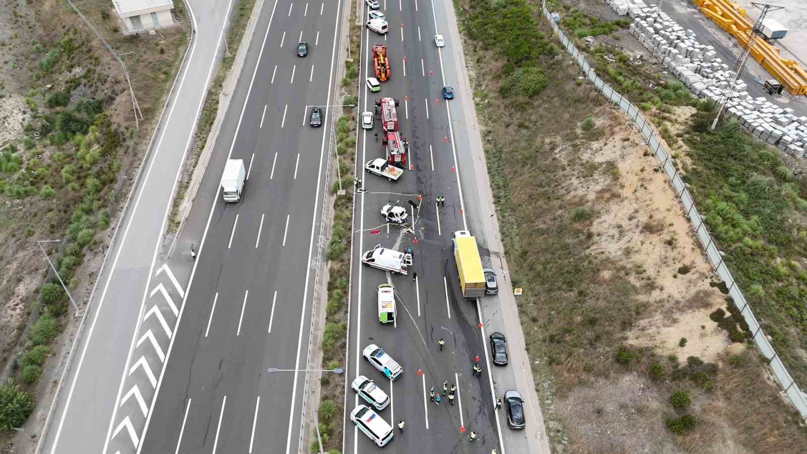 Sarıyer Kuzey Marmara Otoyolu Edirne istikametinde kamyon ile otomobil çarpıştı. Kazada yaralılar olduğu öğrenildi. Olay yerine çok sayıda itfaiye ekibi sevk edildi. Ekiplerin olay yerindeki çalışması sürüyor
