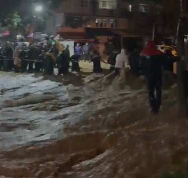 Sarıyer’de dere taştı, mahsur kalanlar halatlarla kurtarıldı
