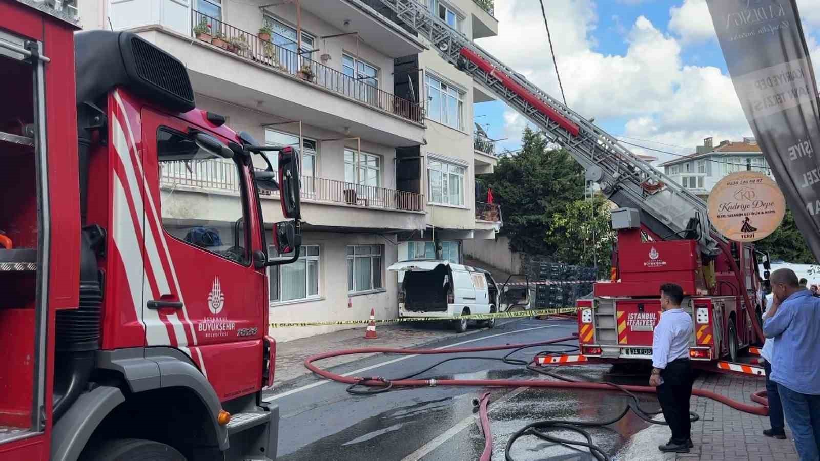Sarıyer’de korkutan yangın: İki binanın çatısı ile bir araç yandı
