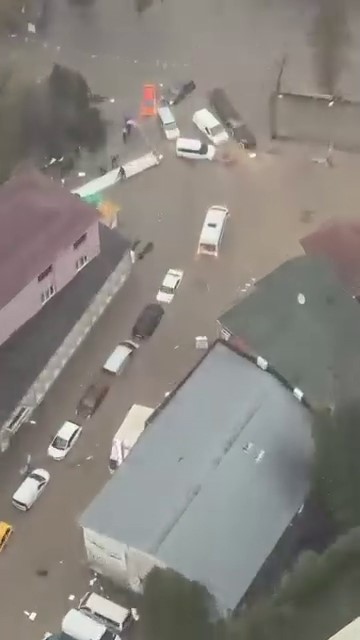 Sarıyer’de onlarca araç suya gömüldü
