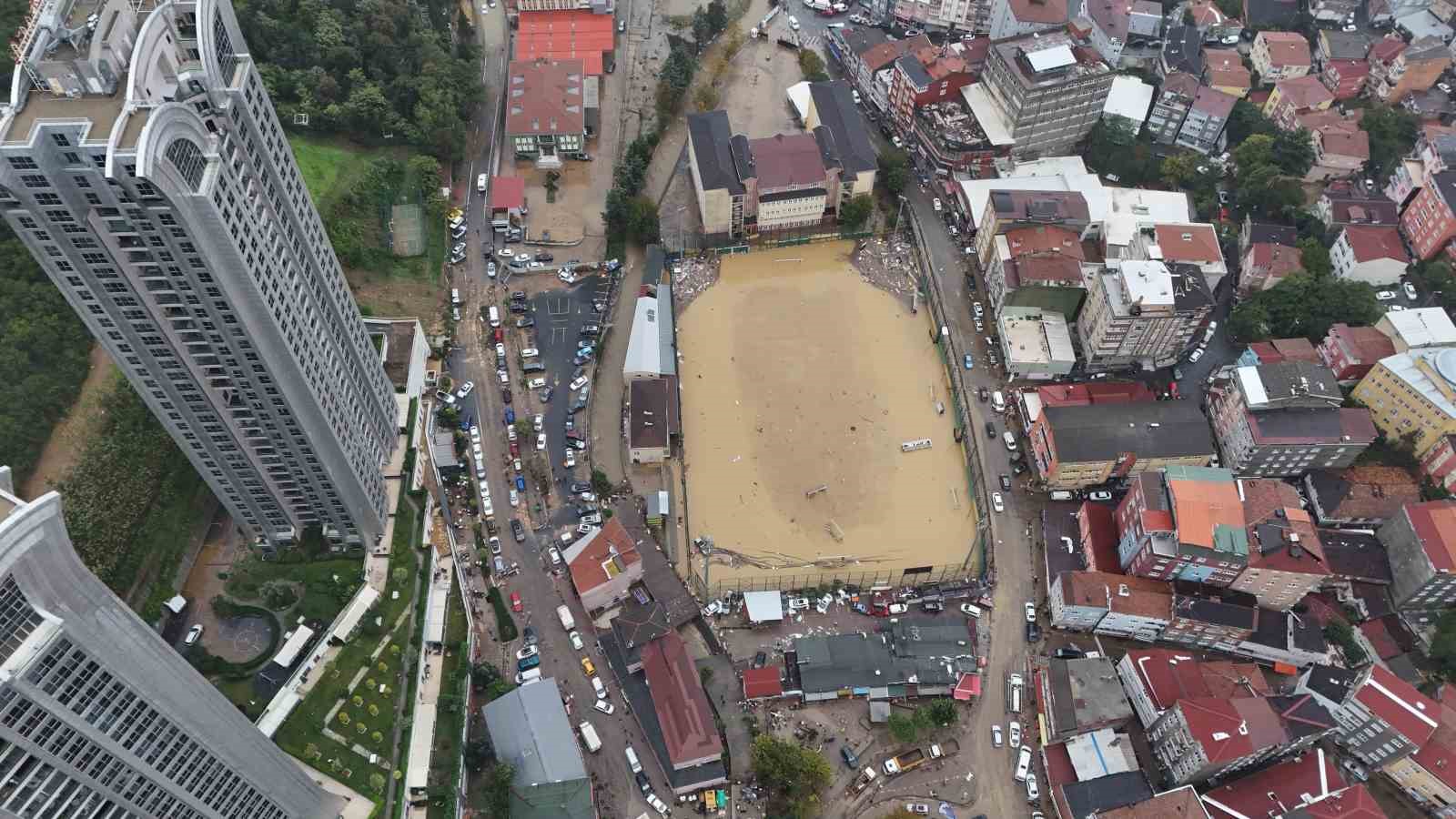 Sarıyer’de sel felaketi, yollar göle döndü, araçlar üst üste yığıldı
