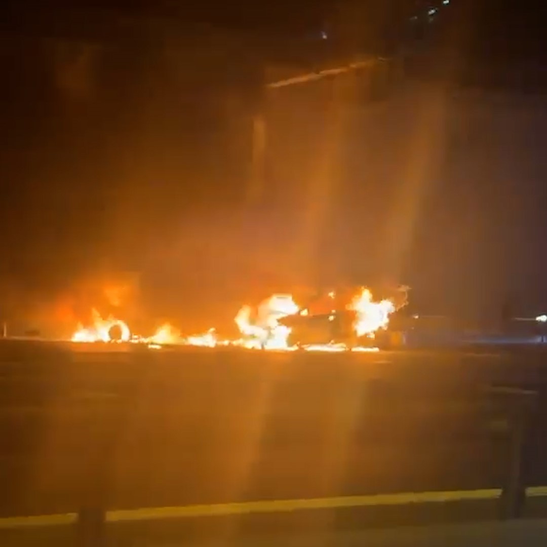 Sarıyer’de trafik kazasının ardından 2 otomobil alev topuna döndü
