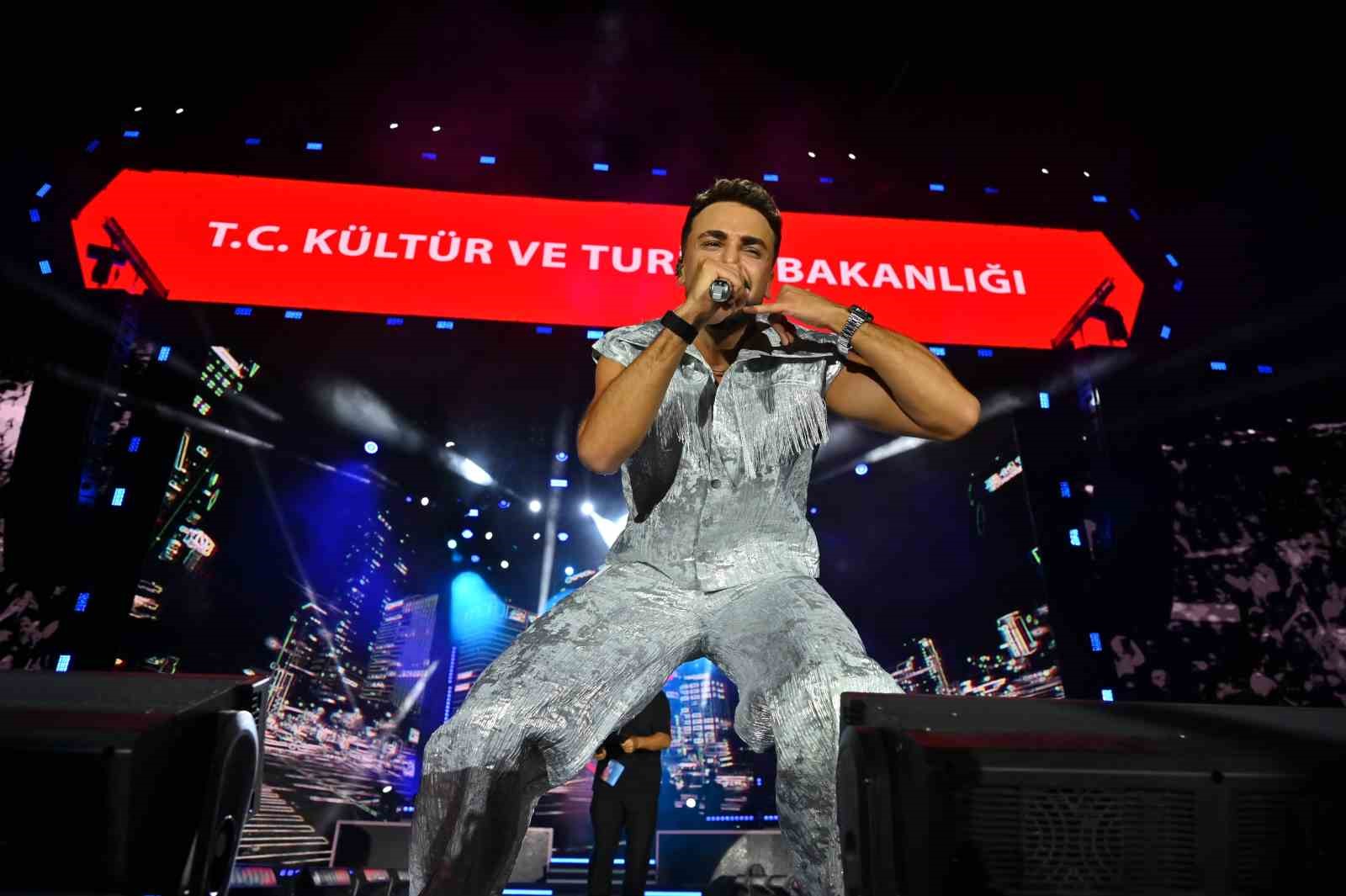 Sefo, festivalde müzikseverlere unutulmaz anlar yaşattı
