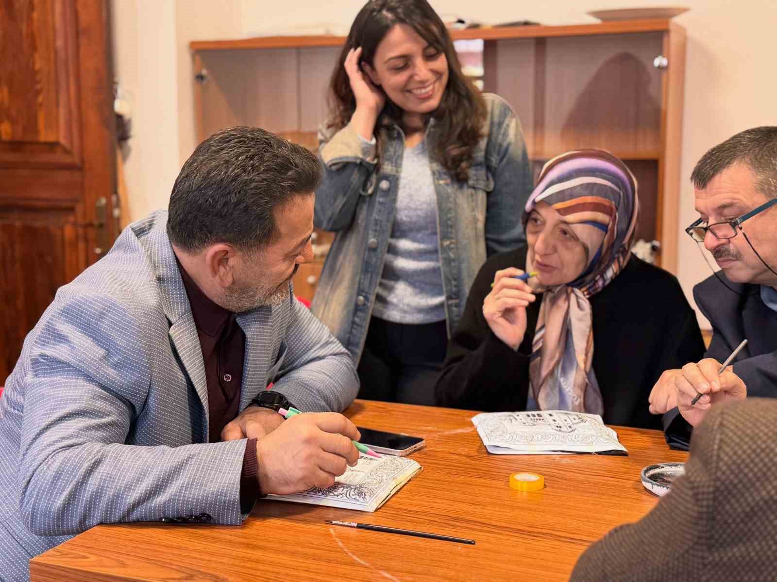 Şehit yakınları ve gaziler çini sanatını yaşatıyor

