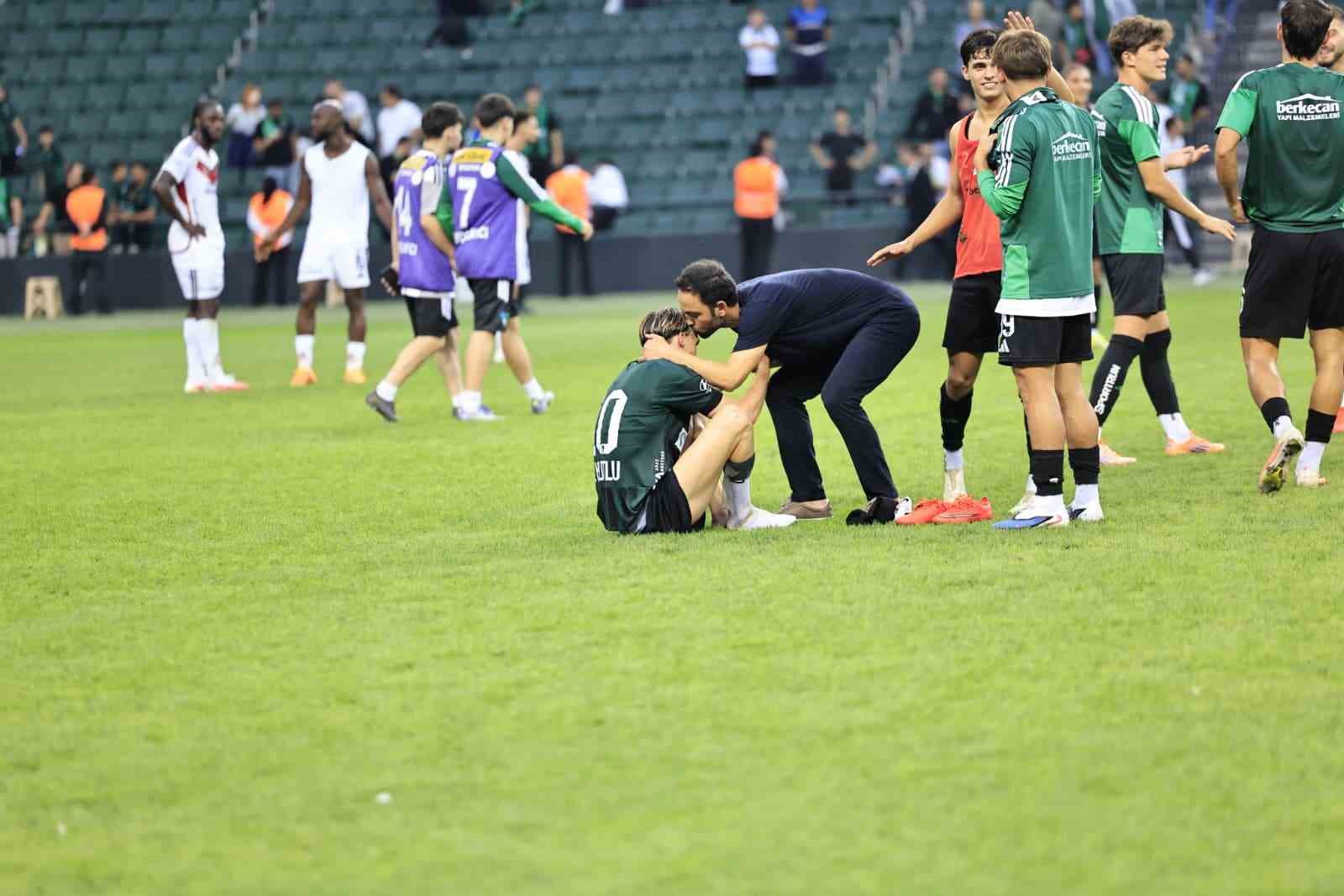 Selçuk İnan, Berkan Kutlu’yu maç sonu alnından öptü
