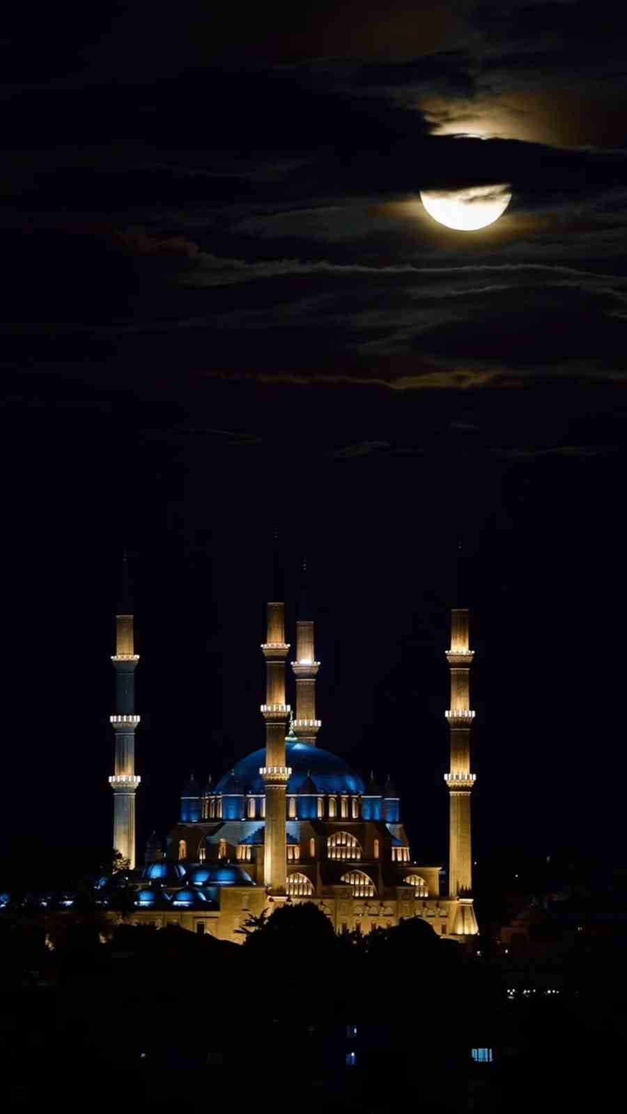 Selimiye Camii, parçalı dolunay manzarasıyla mest etti
