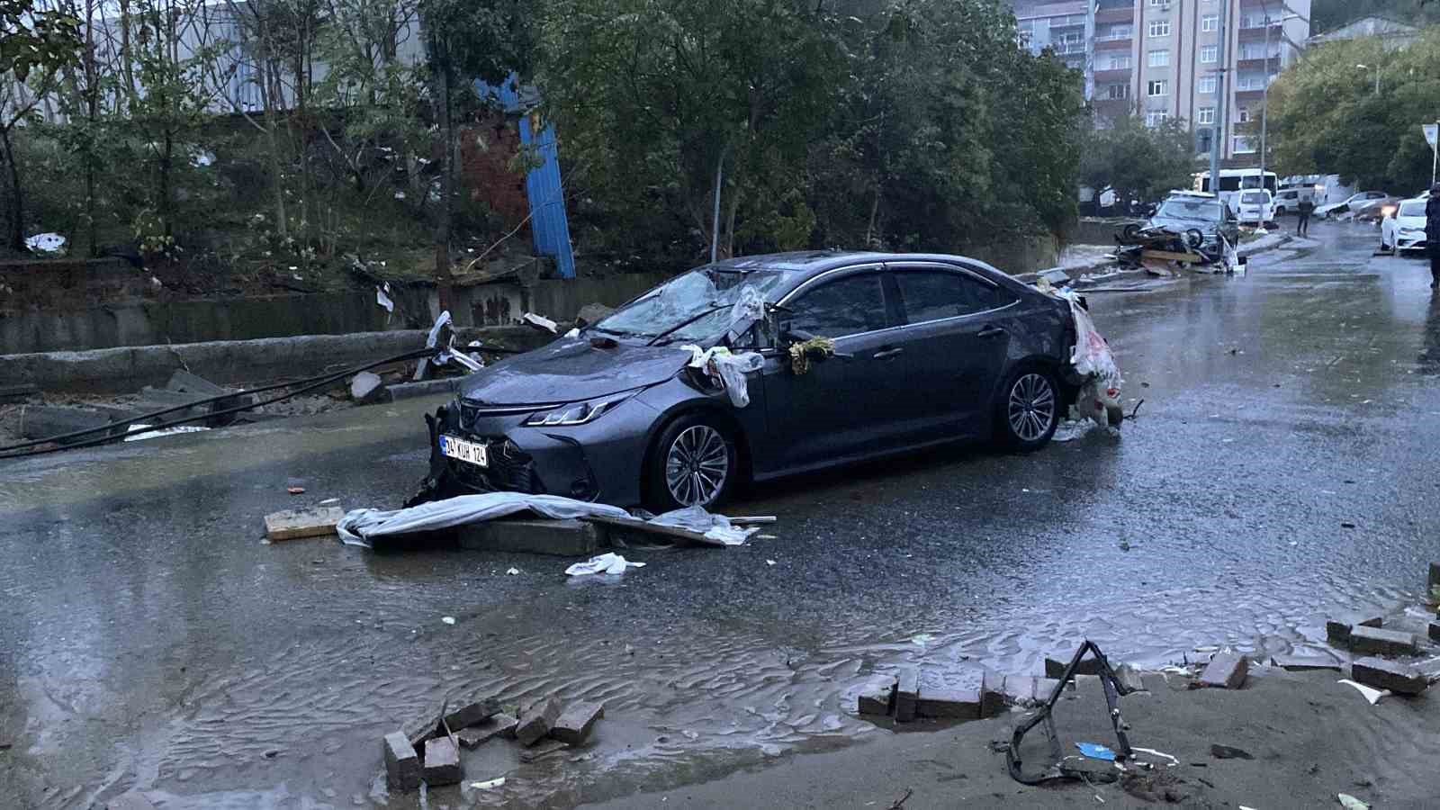 Selin vurduğu Ayazağa’da hasar, gün ağarınca ortaya çıktı
