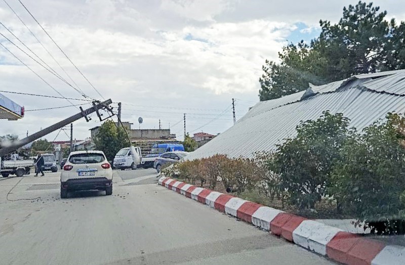 Şiddetli rüzgar çatıyı uçurdu
