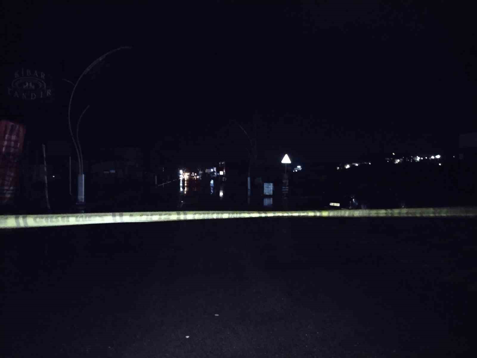 Şile’de şiddetli yağış nedeniyle cadde ulaşıma kapandı
