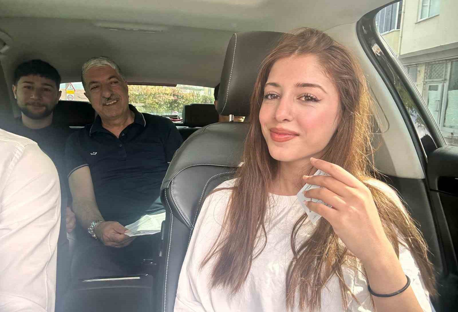 Sınava yetişmeye çalışan öğrenciler belediye başkanının makam aracıyla okula ulaştırıldı
