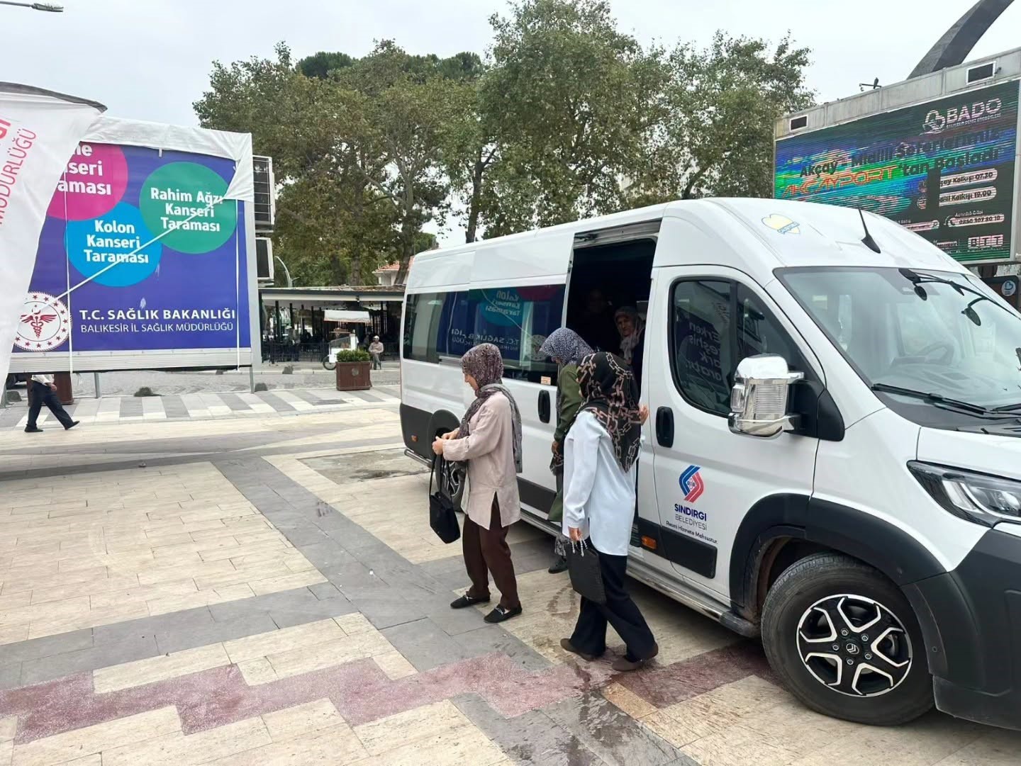 Sındırgı’da kadınlara kanser taraması için ulaşım desteği
