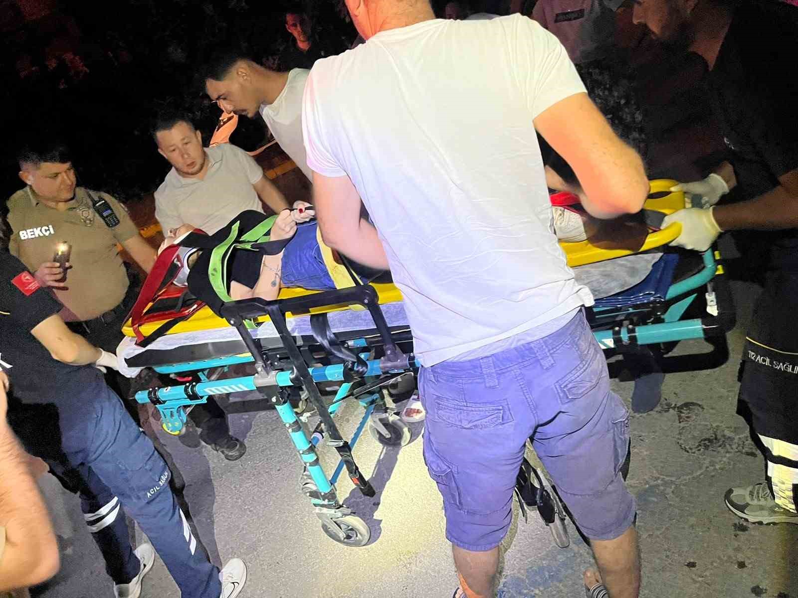 Sındırgı’da otomobil kanala uçtu: 2 yaralı
