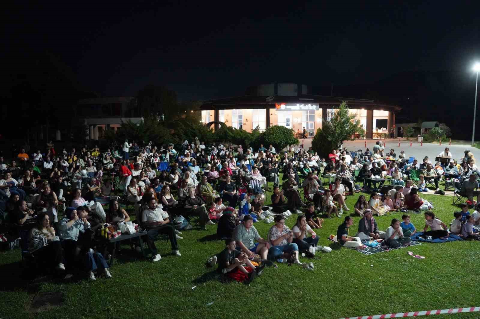 Sinema geceleri renkli görüntülerle sona erdi
