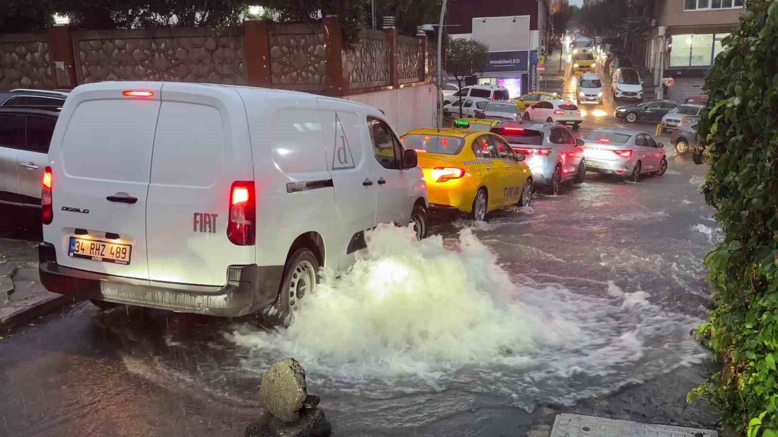 Şişli’de onlarca araç suyun ortasında kaldı
