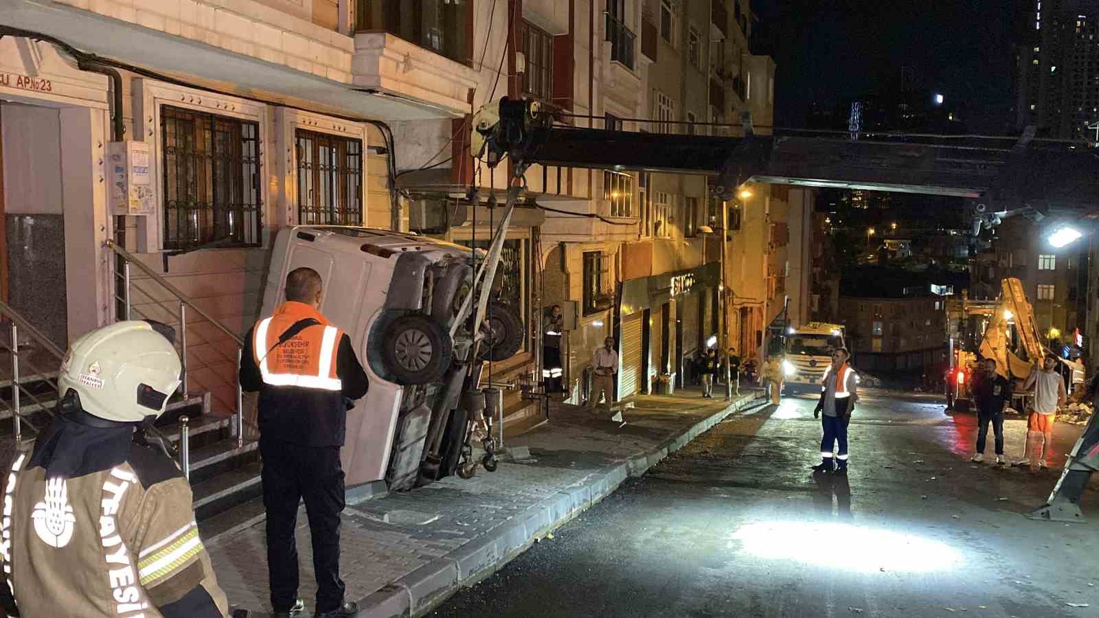 Şişli’de pazarcının panelvanı tezgahlara çarparak apartman boşluğuna düştü
