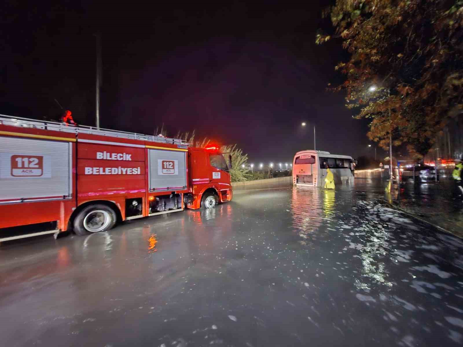 Su birikintisinde mahsur kalan işçi servisini AFAD ve itfaiye kurtardı
