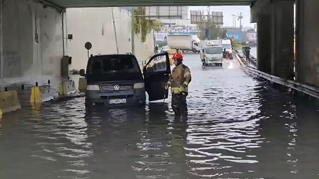 Sultangazi’de araçlar göle dönen yolda böyle ilerledi, araçlar su basan alt geçitte mahsur kaldı
