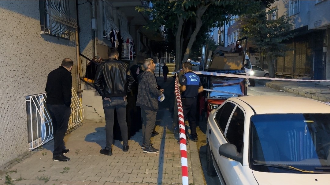 Sultangazi’de duvarlarında çatlaklar oluşan iki apartman tedbiren tahliye edildi
