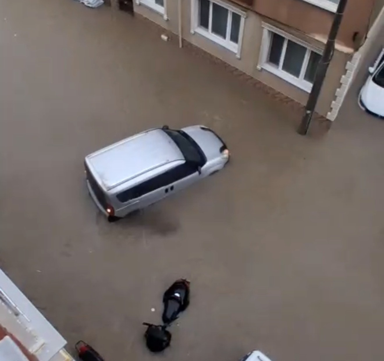 Susurluk’ta aniden bastıran sağanak yağış zor anlar yaşattı
