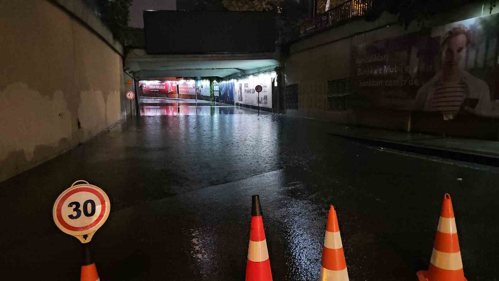 Taksim’de beklenen sağanak bir anda bastırdı: Zincirlikuyu alt geçidini su bastı
