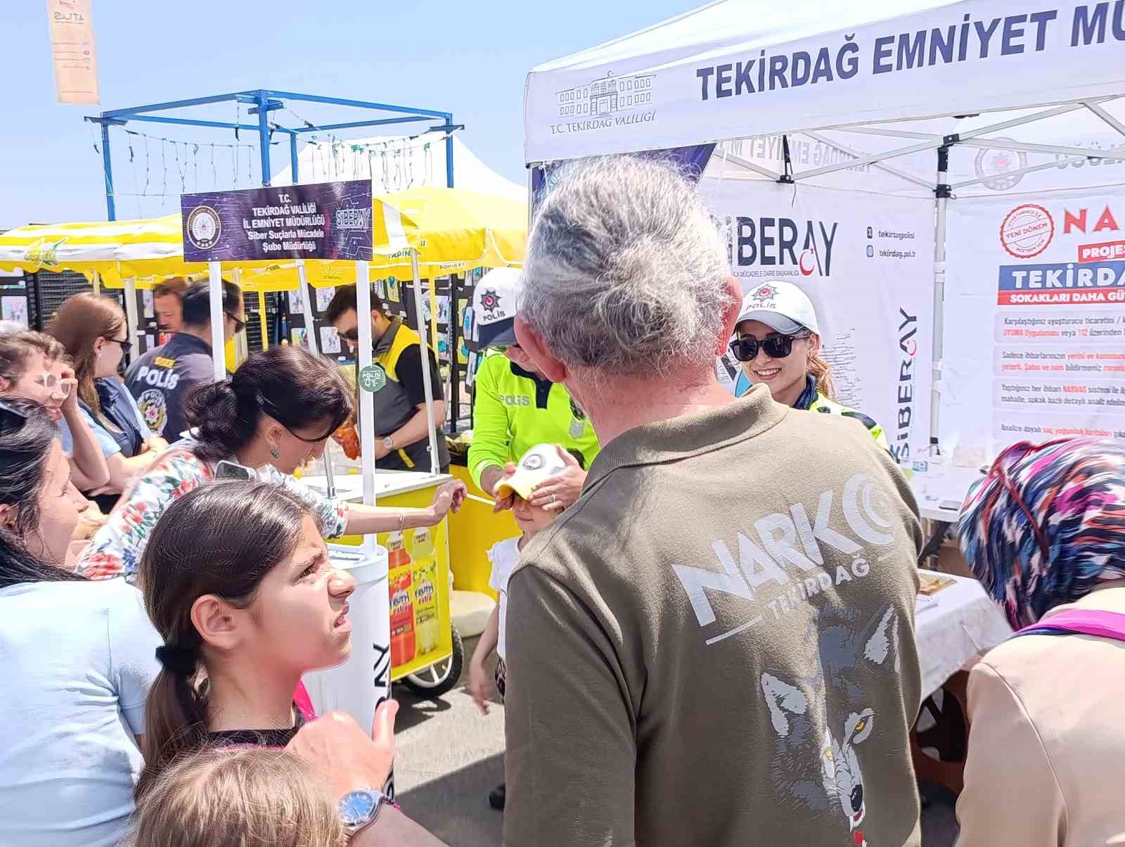 Tekirdağ polisi anne ve çocukları sevindirdi
