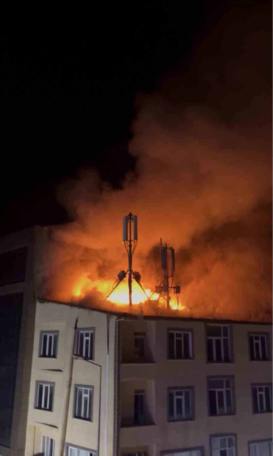 Tekirdağ’da çatı yangını: Alevler geceyi aydınlattı
