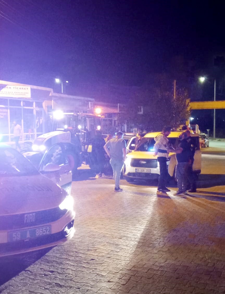 Tekirdağ’da hareketli dakikalar: Kaçan traktör sürücüsü polis aracına çarparak yakalandı
