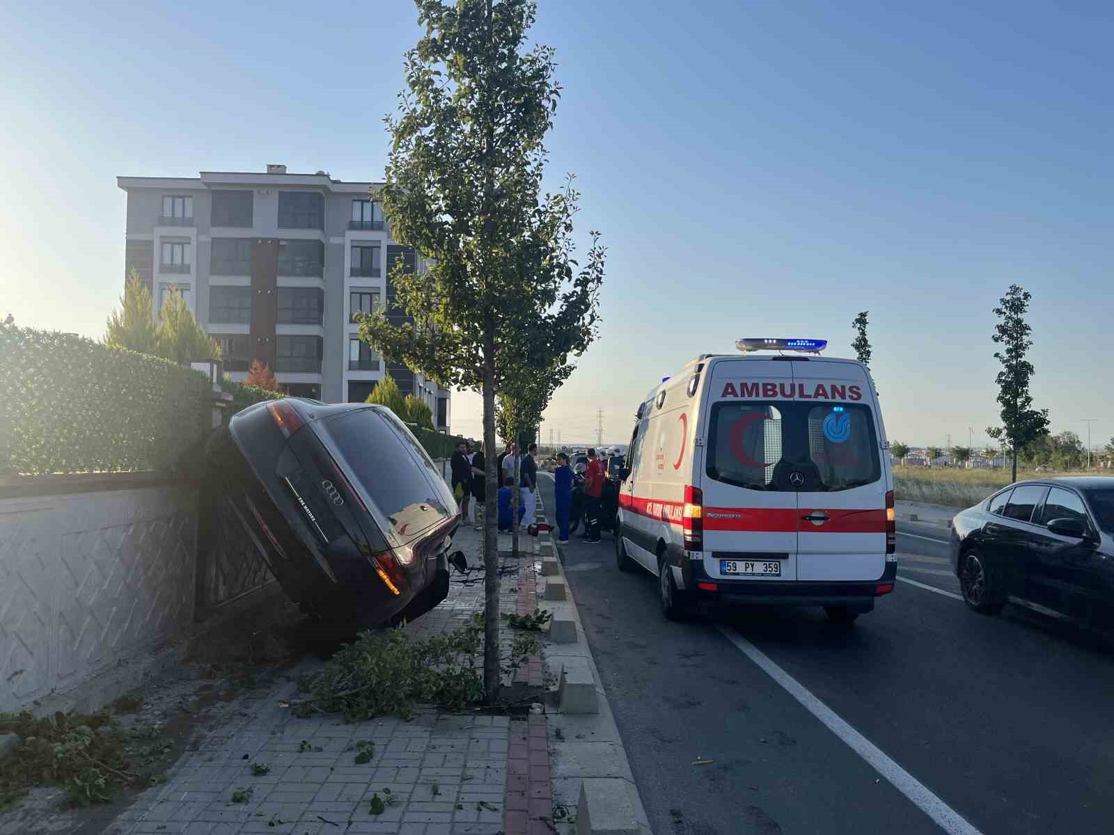 Tekirdağ’da kaldırımı aşan otomobil duvarda yan durdu
