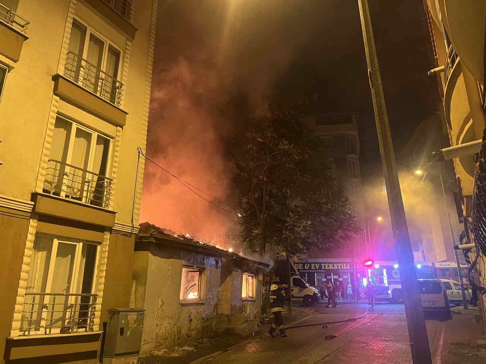 Tekirdağ’da metruk binada alevler geceyi aydınlattı, mahalleli sokağa döküldü
