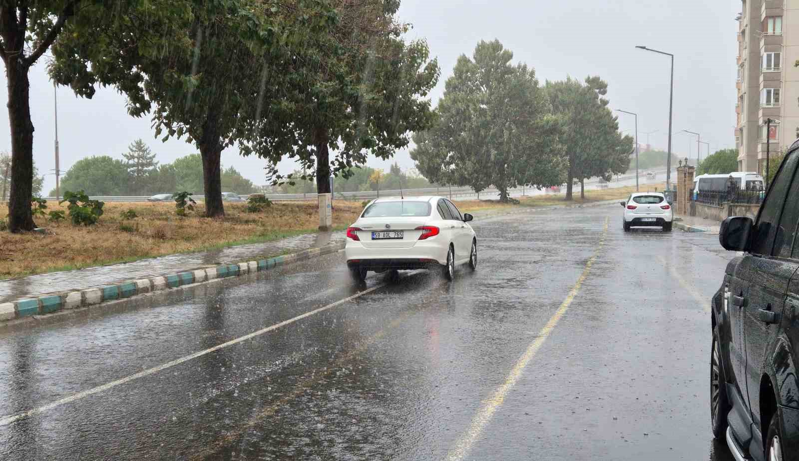 Tekirdağ’da sağanak yağış hayatı olumsuz etkiledi

