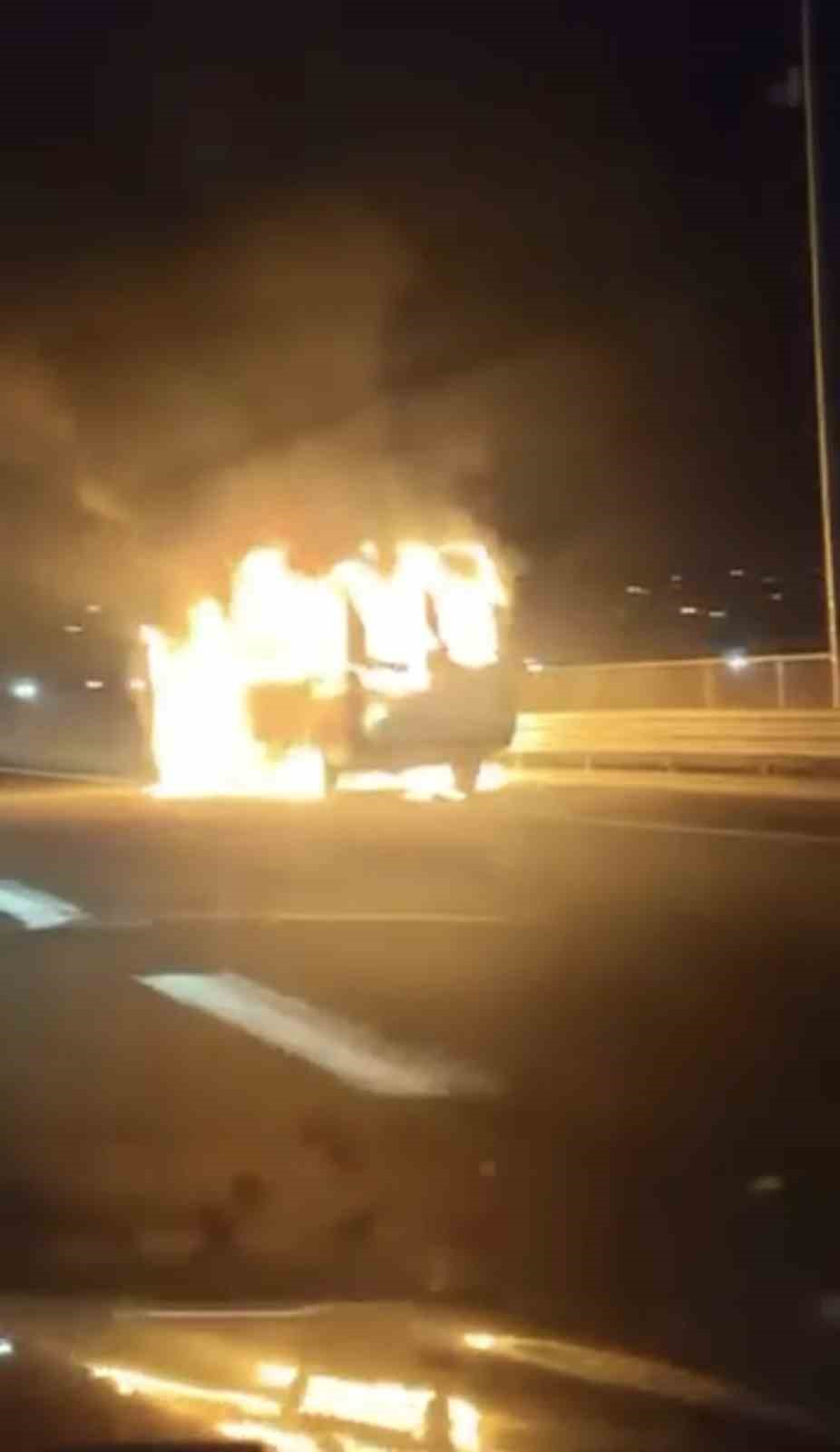 TEM Otoyolu’nda minibüs alev alev yandı
