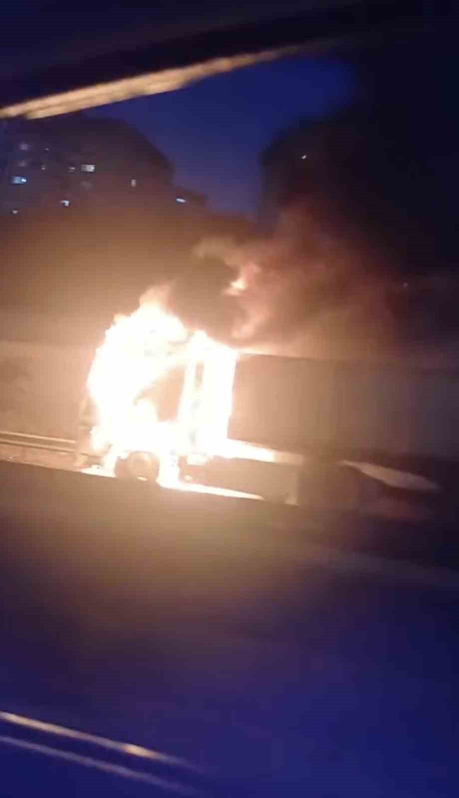 TEM Otoyolu’nda tır alev alev yandı
