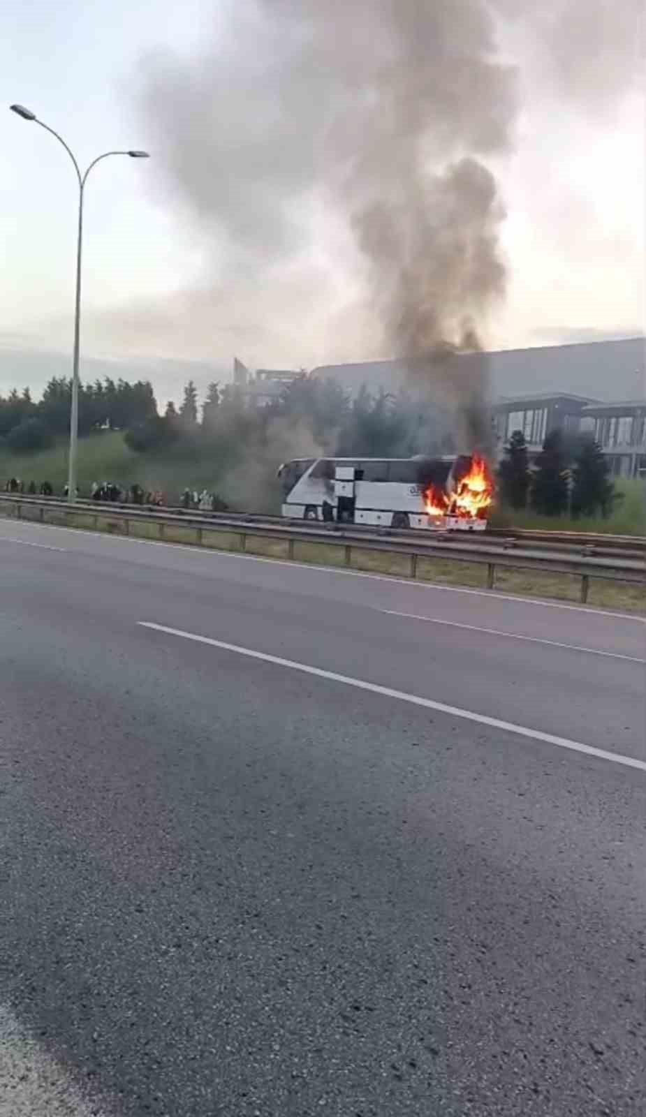 TEM’de yolcu otobüsü alev alev yandı
