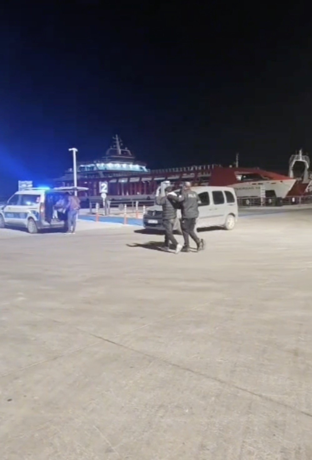 TIR dorsesine gizlenerek yurt dışına kaçmaya çalışan 5 kaçak göçmen yakalandı
