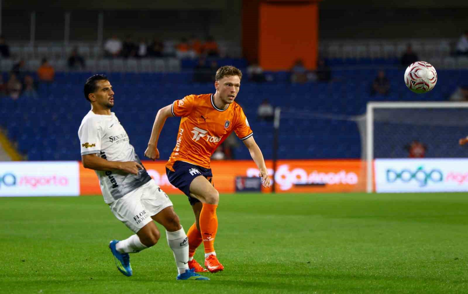 Trendyol Süper Lig: Başakşehir FK: 2 - Gençlerbirliği: 0 (İlk yarı)
