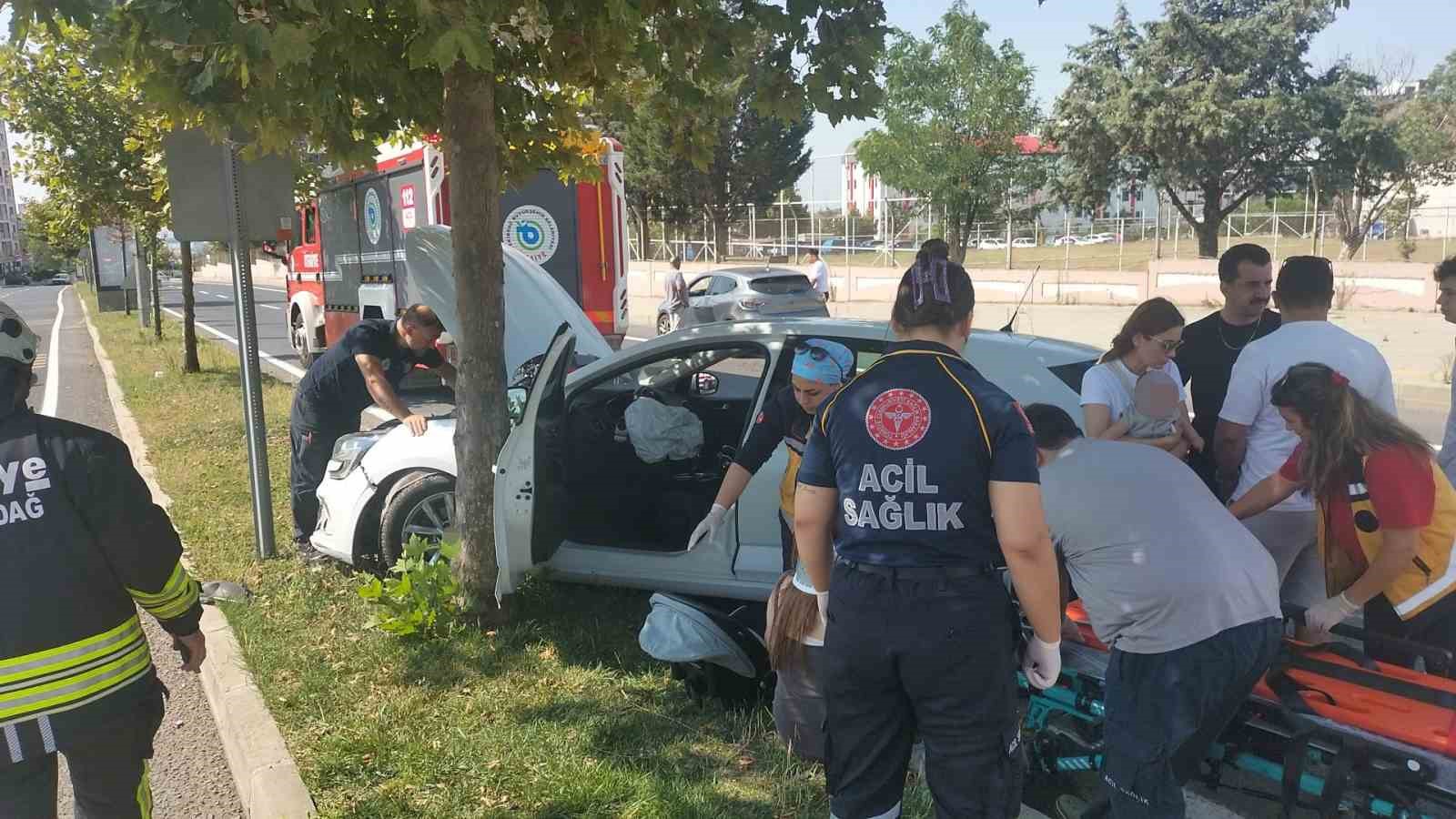 U dönüşü yapan otomobil kaldırıma çıktı: 1 yaralı
