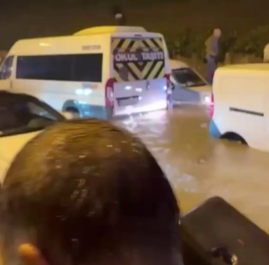Ümraniye’de sağanak yağış nedeniyle araçlar suda mahsur kaldı
