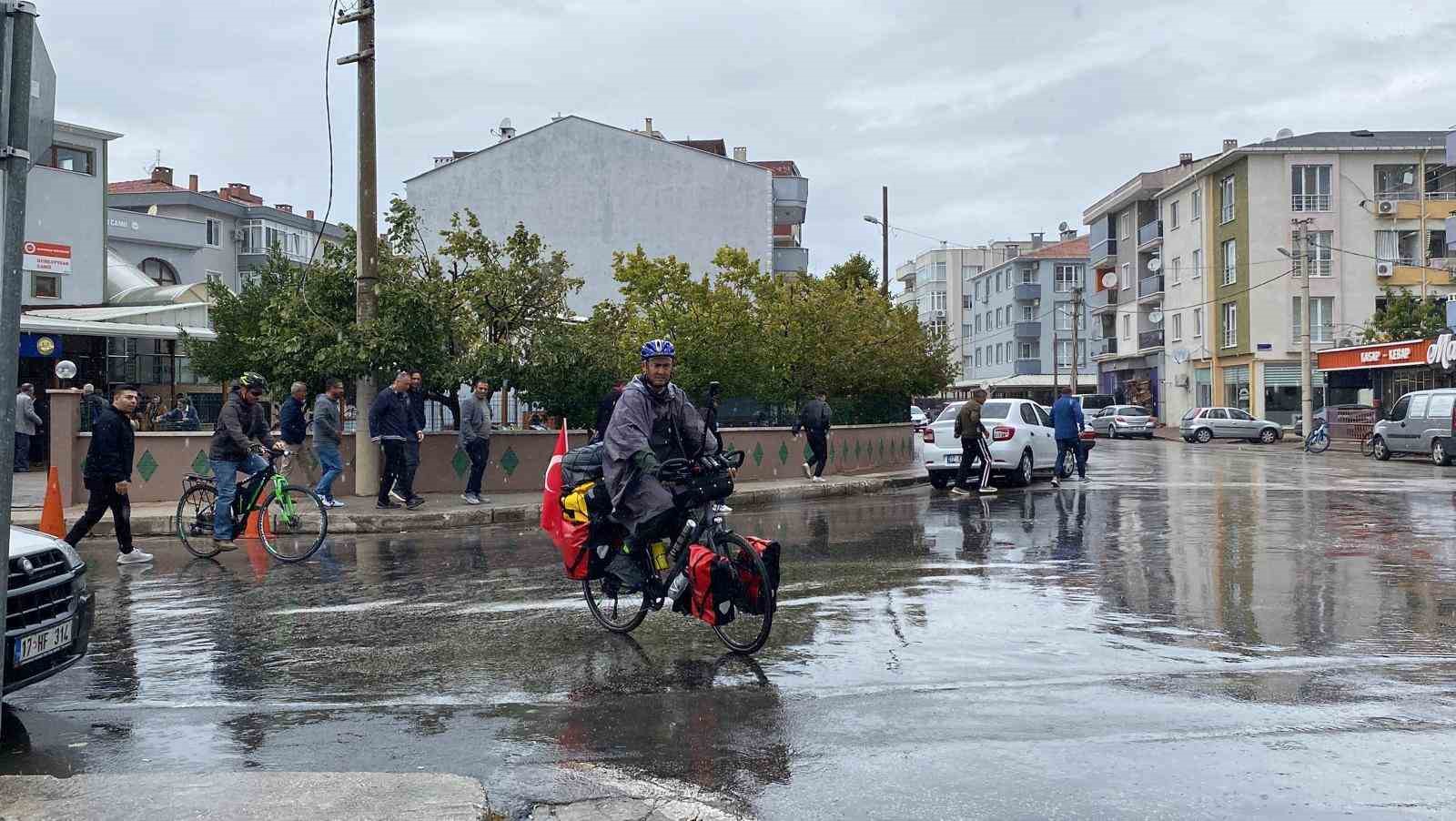 Umre ibadeti için bisikletle yola çıkan Tecimen: "Bu yola kendi fiziki gücüme güvenerek değil yüce rabbimin rahmetine sığınarak çıkıyorum"
