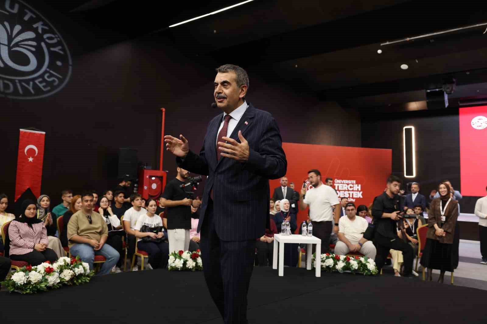 Üniversite adayları Arnavutköy’de geleceğin mesleklerini bakanlarla konuştu
