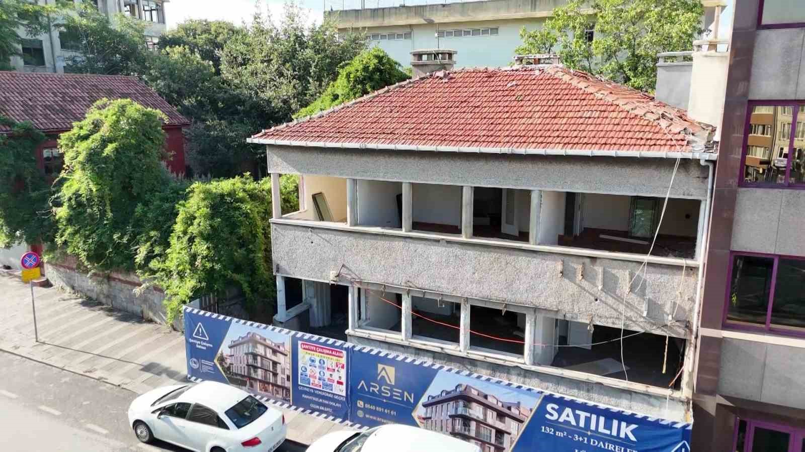 Üsküdar’ın ‘Tavuklu Doktoru’nun evi yıkılıyor
