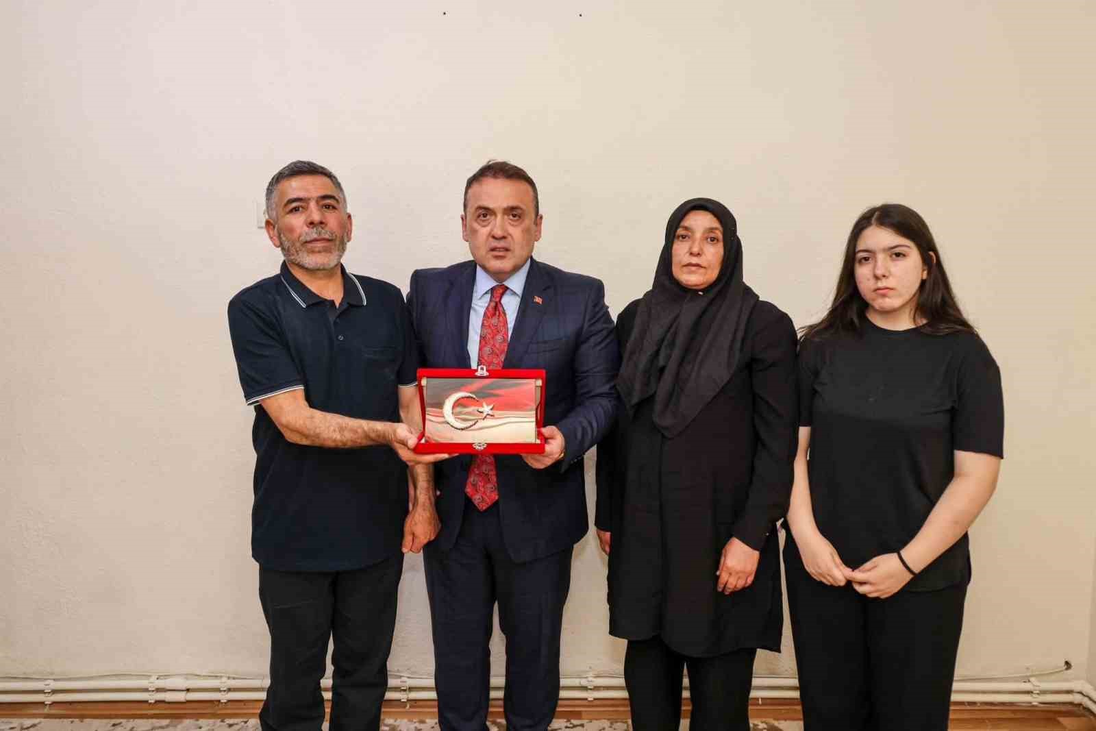 Vali Sözer, şehit Abdurrahman Hilal’in ailesini ziyaret etti
