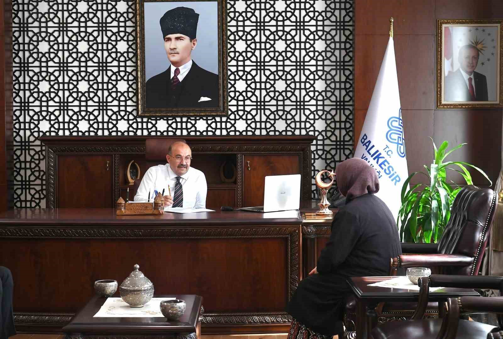 Vali Ustaoğlu vatandaşların taleplerini dinledi
