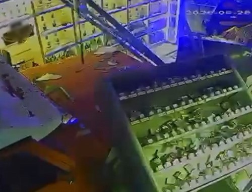 Veresiye tartışması iddiası: Kamyonuyla tekel bayisine böyle daldı
