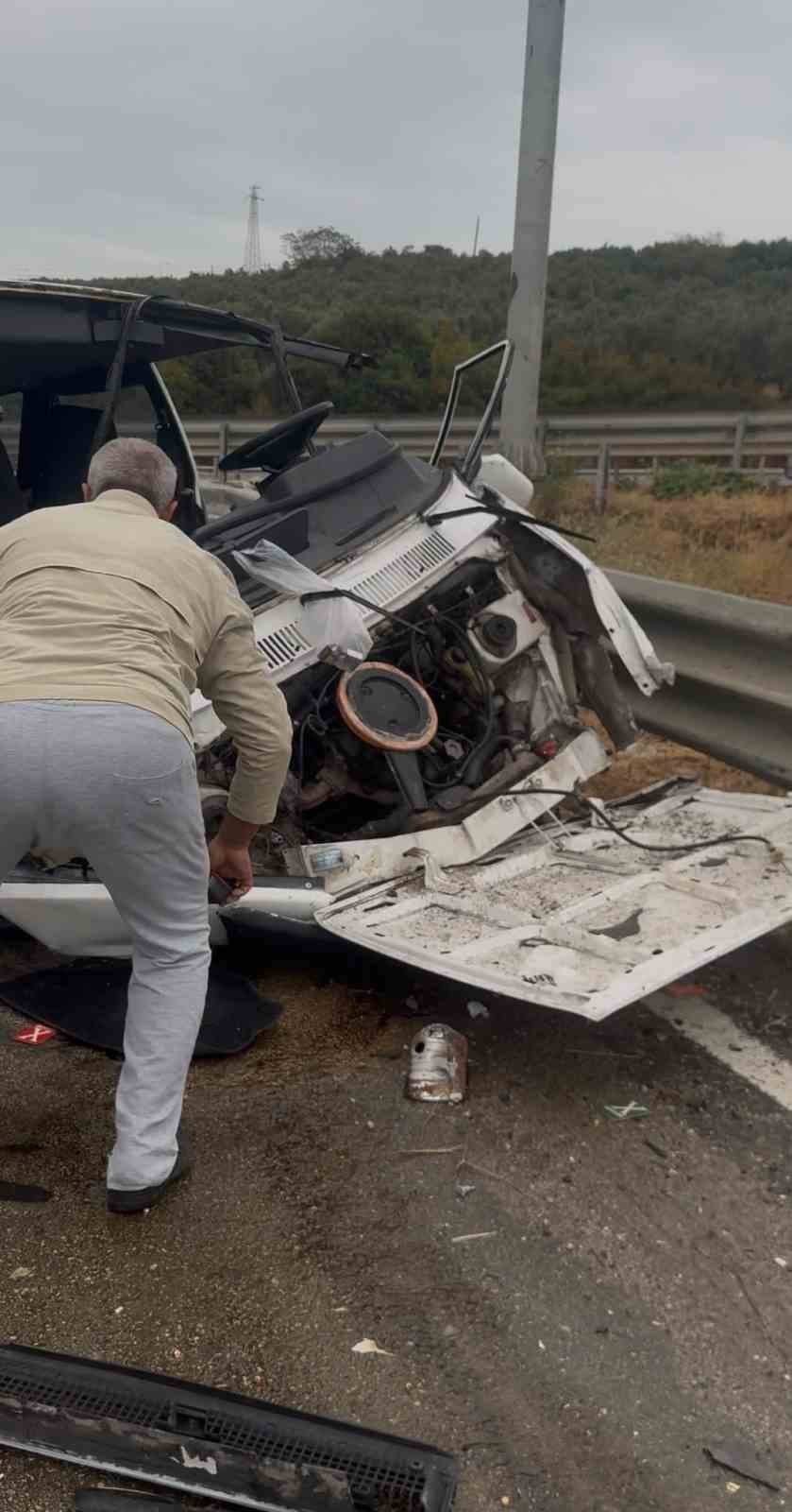 Yağış sebebiyle kontrolden çıkan otomobil refüje çarptı: 1 yaralı
