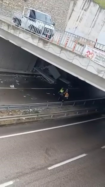 Yağış sebebiyle kontrolden çıkan tır makasladı: Sürücü yaralandı
